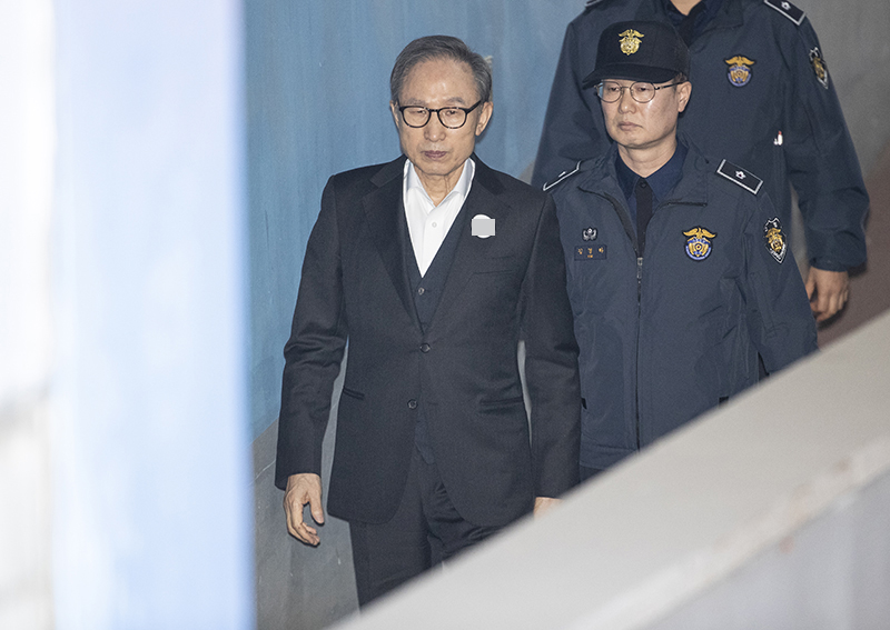 다스 자금을 횡령하고 삼성 등에서 뇌물을 받은 혐의로 구속기소된 이명박 전 대통령이 2일 오후 서초구 서울고등법원에서 열리는 항소심 첫 공판에 출석하기 위해 호송차에 내려 법정으로 향하고 있다.