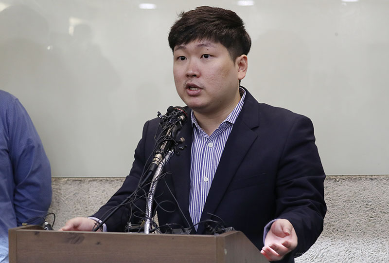 신재민 전 기획재정부 사무관이 2일 오후 서울 강남구 역삼동의 한 빌딩에서 입장을 밝히고 있다.
