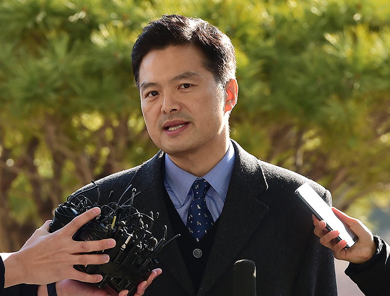 청와대가 민간인을 사찰하고 여권 유력 인사의 비리 첩보를 알고도 조치를 하지 않았다고 주장해온 김태우 수사관이 3일 오전 서울 송파구 서울동부지검 참고인 신분으로 조사를 받기 위해 들어서며 취재진의 질문에 답하고 있다