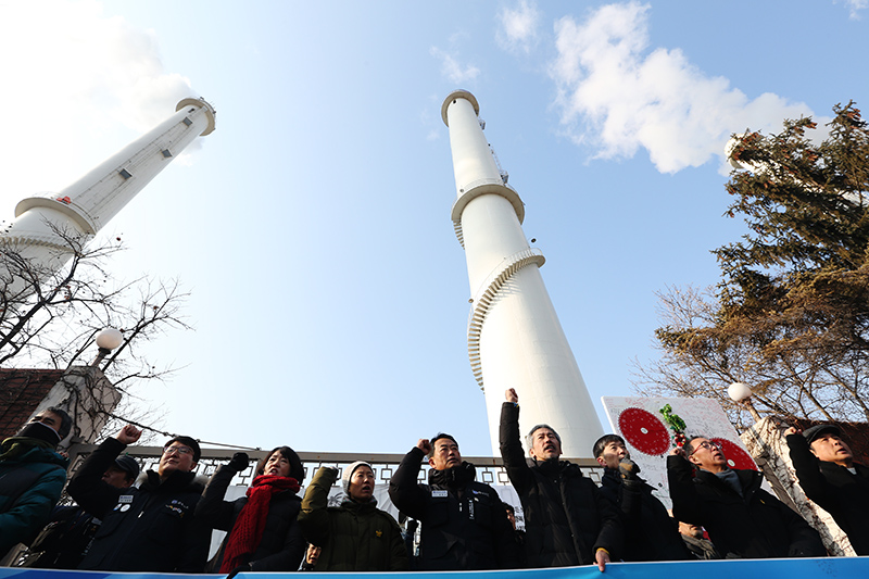 7일 오전 서울 양천구 서울에너지공사 열병합발전소 앞에서 열린 75m 굴뚝 위 홍기탁 전 파인텍 지회장, 박준호 사무장의 무기한 단식 선포에 따른 긴급 기자회견에서 참석자들이 단식 중단과 빠른 해결을 촉구하며 구호를 외치고 있다.