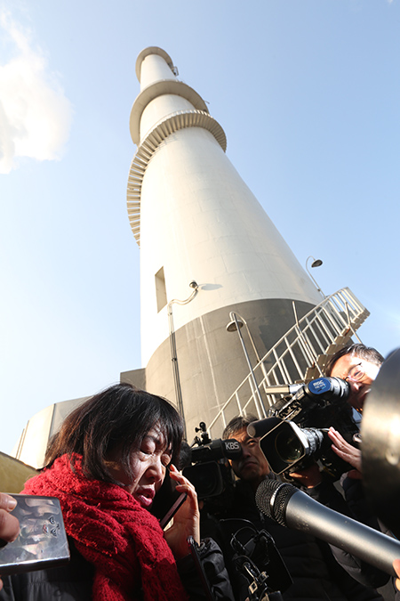 7일 오전 서울 양천구 서울에너지공사 열병합발전소 앞에서 열린 75m 굴뚝 위 홍기탁 전 파인텍 지회장, 박준호 사무장의 무기한 단식 선포에 따른 긴급 기자회견에 앞서 김경자 민주노총 수석부위원장이 눈물로 단식 해제를 촉구하고 있다.