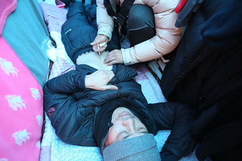 8일 오전 서울 양천구 서울에너지공사 열병합발전소 앞에서 열린 75m 굴뚝 위 홍기탁 전 파인텍 지회장, 박준호 사무장의 무기한 단식을 하는 가운데 홍기탁 전 지회장을 의료진이 올라가 진료를 하고 있다.