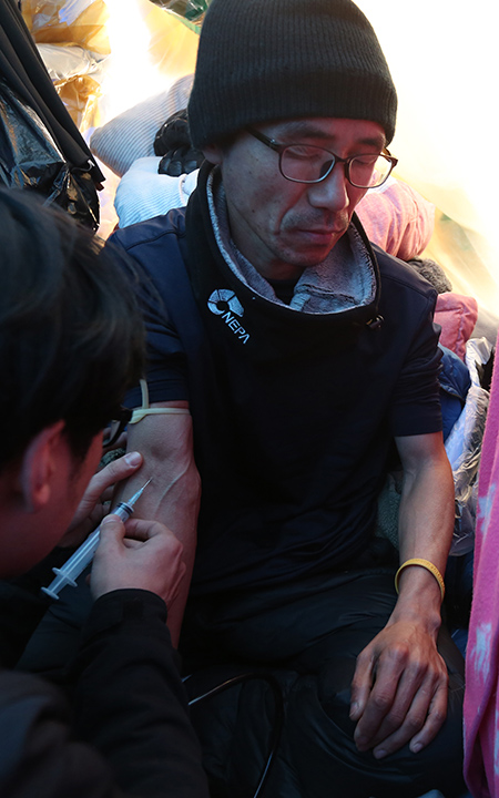 8일 오전 서울 양천구 서울에너지공사 열병합발전소 앞에서 열린 75m 굴뚝 위 홍기탁 전 파인텍 지회장, 박준호 사무장의 무기한 단식을 하는 가운데 박준호 사무장을 의료진이 올라가 진료를 하고 있다.