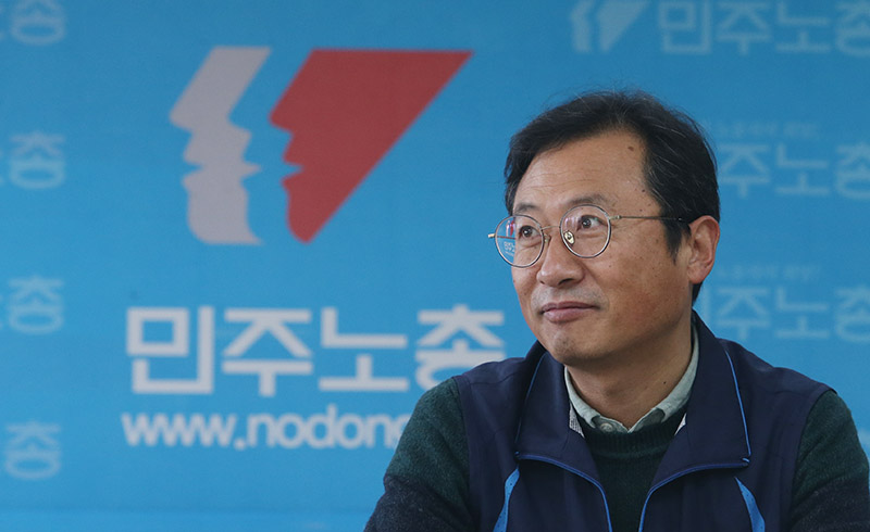김명환 민주노총 위원장이 9일 오전 서울 중구 민주노총 대회의실에서 열린 신년 기자 간담회에서 인사말을 하고 있다.