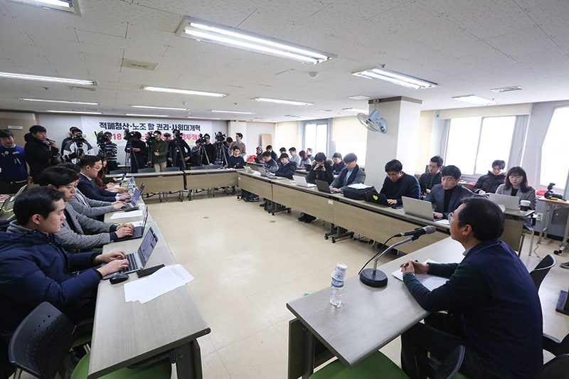김명환 민주노총 위원장이 9일 오전 서울 중구 민주노총 대회의실에서 열린 신년 기자 간담회에서 인사말을 하고 있다.