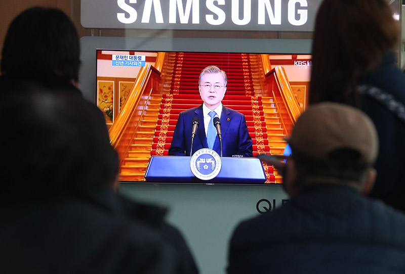 10일 오전 서울 용산구 서울역 맞이방에서 철도 노동자가 문재인 대통령의 신년 기자회견을 지나치고 있다.