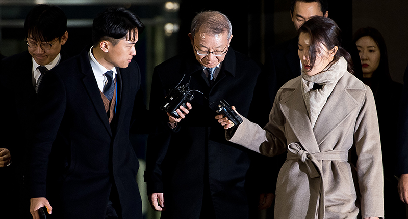 양승태 전 대법원장이 11일 오후 서울 서초구 서울중앙지방검찰청에서 사법농단 의혹과 관련 피의자 신분으로 조사를 받은 뒤 청사를 나서고 있다.