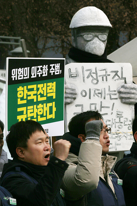 15일 오전 서울 종로구 광화문광장에서 민주노총 건설노조 전기노동자들이 한전의 전기노동자 직접고용, 배전예산 확대 및 적정 보유인원 관리감독, 숙련인력 양성 등을 촉구하며 기자회견을 하고 있다. 또한 이들은 오는 18일 전남 나주 한전 본사 앞에서 임단협 출정식을 갖는다고 밝혔다.