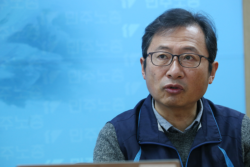 김명환 민주노총 위원장이 21일 오전 서울 중구 민주노총 사무실에 민중의소리와 인터뷰를 하고 있다.