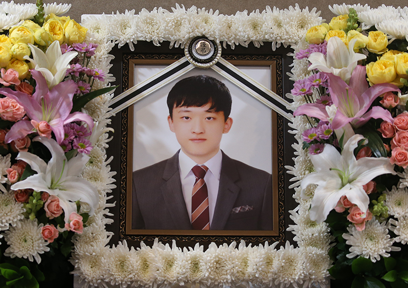 22일 오후 충남 태안의료원 장례식장에 안치됐던 고 김용균 씨의 시신을 서울대병원 장례식장으로 옮겨 빈소가 마련됐다.