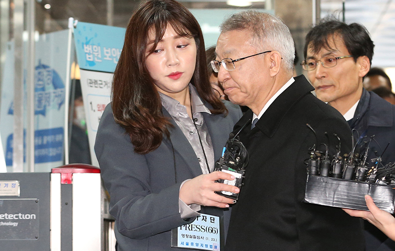 양승태 전 대법원장이 구속 전 피의자 심문(구속영장실질심사)을 받기 위해 23일 오전 서울 서초구 서울중앙지방법원으로 들어서고 있다.