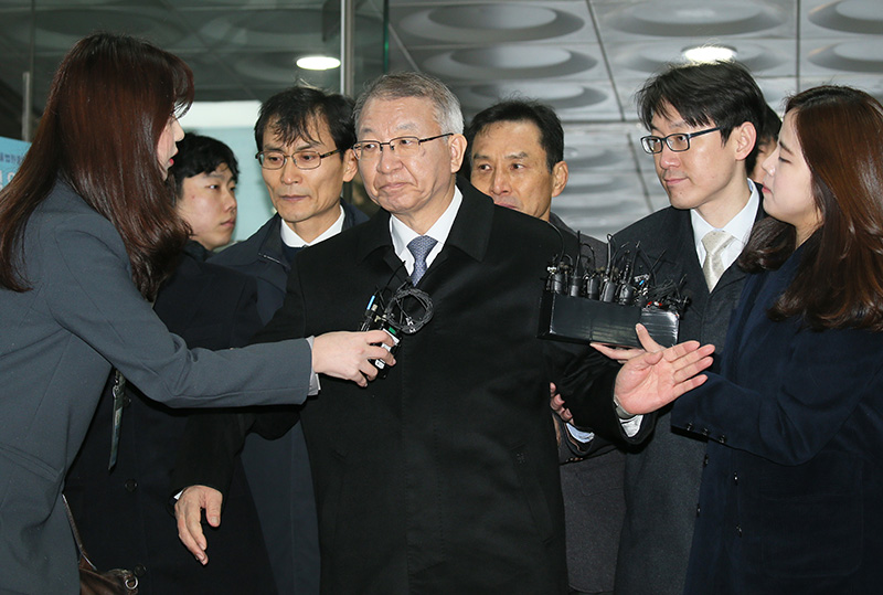 양승태 전 대법원장이 23일 오전 서울중앙지방법원에서 열리는 영장실질심사(구속전피의자심문)에 출석하고 있다.