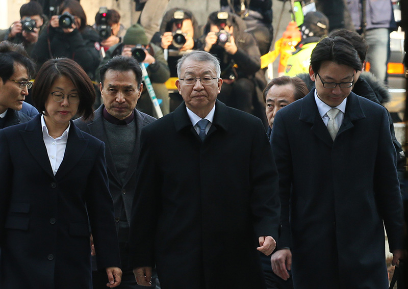 양승태 전 대법원장이 23일 오전 서울중앙지방법원에서 열리는 영장실질심사(구속전피의자심문)에 출석하고 있다.