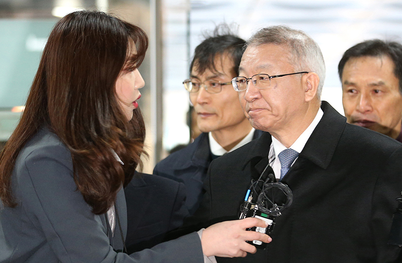 양승태 전 대법원장이 구속 전 피의자 심문(구속영장실질심사)을 받기 위해 23일 오전 서울 서초구 서울중앙지방법원으로 들어서고 있다.