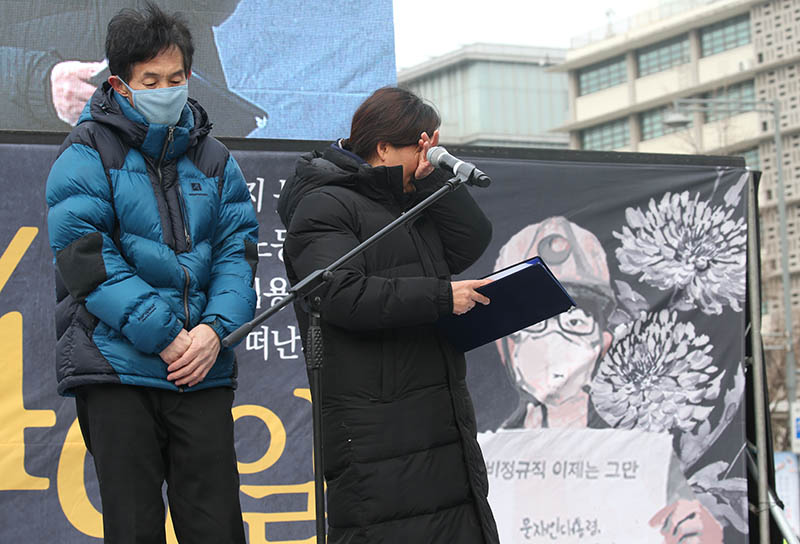 27일 오후 서울 종로구 광화문광장에서 고 김용균 씨 49재를 맞아 6차 범국민추모제에서 고인의 어머니 김미숙 씨가 발언을 하고 있다.