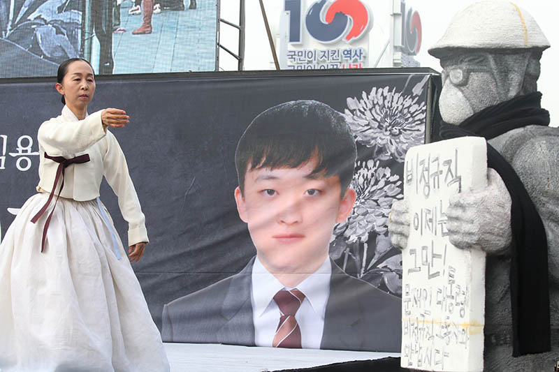 27일 오후 서울 종로구 광화문광장에서 고 김용균 씨 49재를 맞아 6차 범국민추모제에 진혼굿이 펼쳐지고 있다.