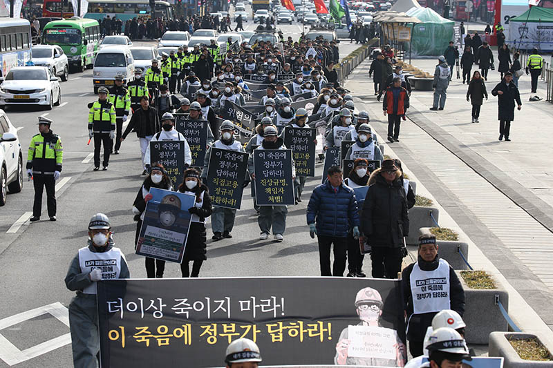 27일 오후 서울 종로구 광화문광장에서 고 김용균 씨 49재를 맞아 고인의 동료들과 노동자들이 서울대병원 장례식장에서 추모제가 열리는 광화문광장으로 행진을 하고 있다.