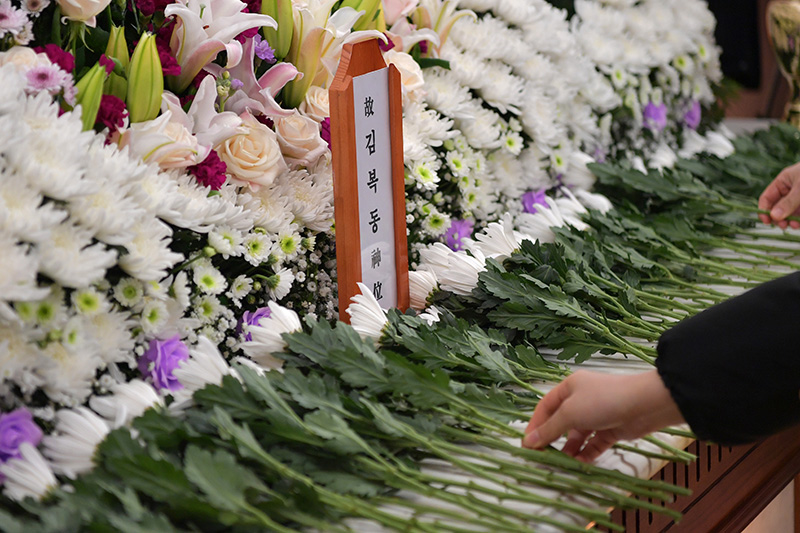 29일 서울 서대문구 세브란스 병원 장례식장 특실에 마련된 일본군 성노예 피해자 고 김복동 할머니 빈소를 찾은 조문객들이 헌화하고 있다.