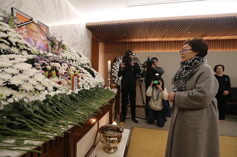 29일 오후 서울 서대문구 세브란스 병원 장례식장 특실에 마련된 일본군 위안부 피해자 고 김복동 할머니의 빈소에서 위안부 피해자 이용수 할머니가 조문을 하고 있다.