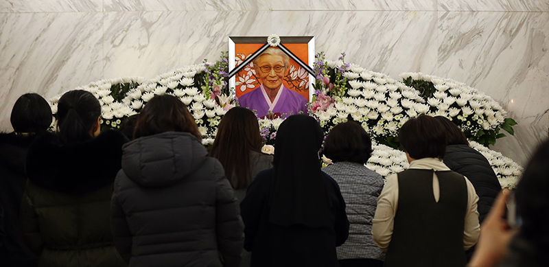 29일 오후 서울 서대문구 세브란스 병원 장례식장 특실에 마련된 일본군 성노예 피해자 고 김복동 할머니 빈소를 찾은 시민들이 조문을 하고 있다.