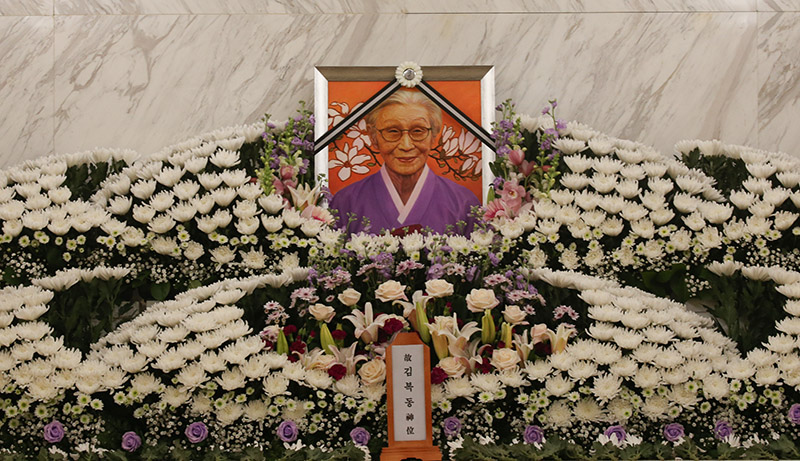 29일 오전 서울 서대문구 세브란스 병원 장례식장 특실에 마련된 일본군 성노예 피해자 고 김복동 할머니의 빈소에 영정이 놓혀 있다.