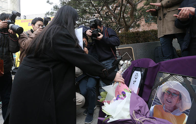 고 김복동 할머니 별세 3일째인 30일 서울 종로구 옛 일본대사관 앞에서 일본군 성노예제 문제해결을 위한 제1372차 수요집회에서 한 학생이 고 김복동 할머니 영정 헌화하고 있다.