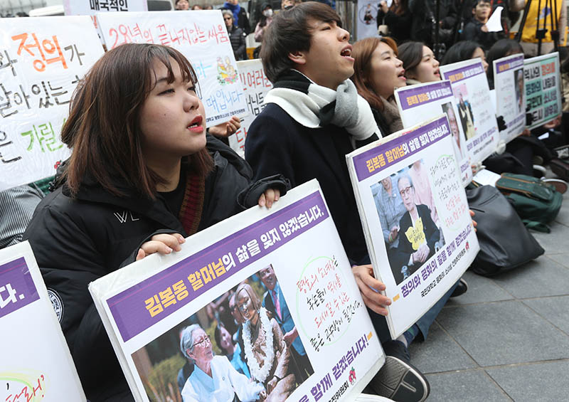 고 김복동 할머니 별세 3일째인 30일 서울 종로구 옛 일본대사관 앞에서 일본군 성노예제 문제해결을 위한 제1372차 수요집회에서 김복동 할머니를 외치고 있다.
