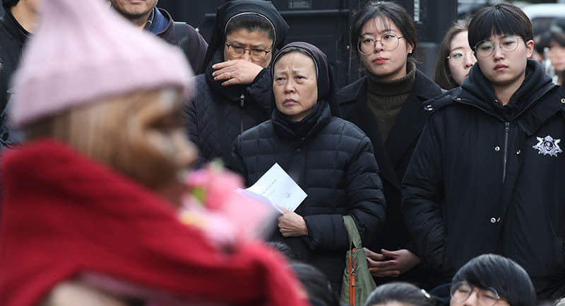 고 김복동 할머니 별세 3일째인 30일 서울 종로구 옛 일본대사관 앞에서 일본군 성노예제 문제해결을 위한 제1372차 수요집회에서 수녀님들과 참석자들이 슬퍼하고 있다.