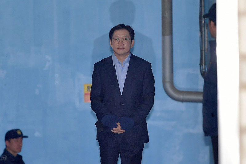 '드루킹' 일당과 공모해 댓글 조작을 벌인 혐의로 1심에서 징역 2년을 선고받은 김경수 경남도지사가 30일 오후 서울중앙지법에서 호송차로 향하고 있다.