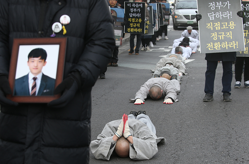 조계종 사회노동위원회 스님 등이 31일 오후 서울 종로구 견지동 조계사를 출발, 청와대를 향해 고 김용균 노동자 문제 해결 촉구 오체투지 행진을 하고 있다.