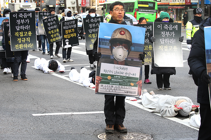 조계종 사회노동위원회 스님 등이 31일 오후 서울 종로구 견지동 조계사를 출발, 청와대를 향해 고 김용균 노동자 문제 해결 촉구 오체투지 행진을 하고 있다.