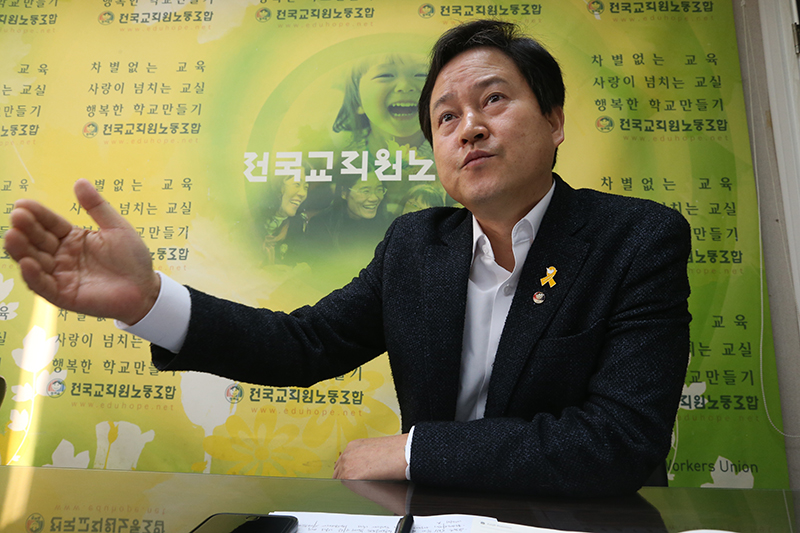 권정오 전국교직원노동조합 위원장이 29일 서울 서대문구 전교조 사무실에서 민중의소리와 인터뷰를 하고 있다.