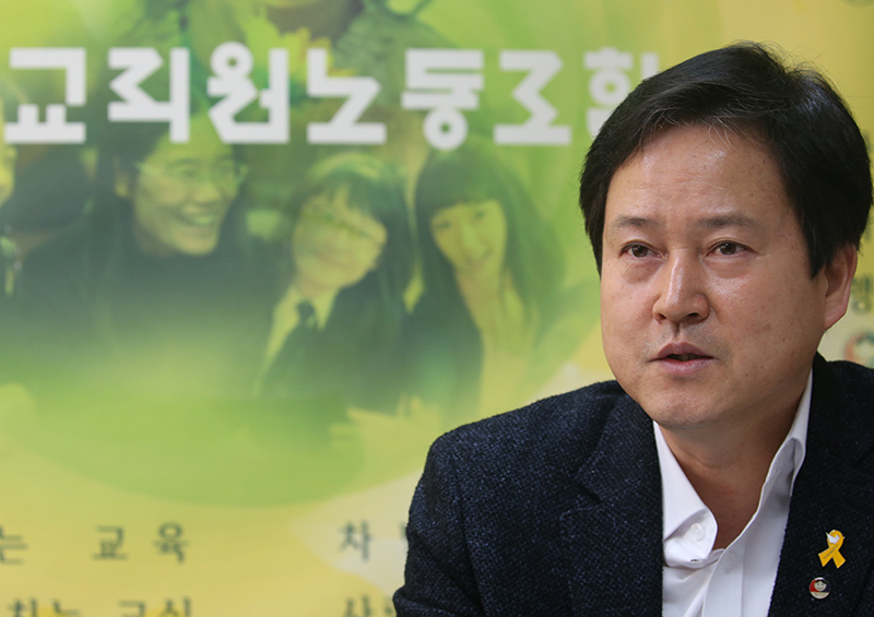 권정오 전국교직원노동조합 위원장이 29일 서울 서대문구 전교조 사무실에서 민중의소리와 인터뷰를 하고 있다.