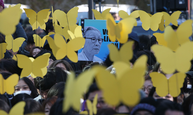 지난 1일 오전 서울 종로구 엣 일본대사관 앞에서 일본군 위안부 피해자이자 여성인권운동가였던 고(故) 김복동 할머니의 영결식장에서 참석자들이 노란나비를 들어보이고 있다.