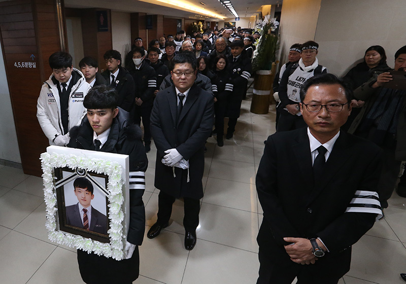 충남 태안화력에서 설비 점검 도중 사고로 숨진 비정규직 노동자 고(故) 김용균 씨의 발인이 9일 오전 서울대병원 장례식장에서 엄수되고 있다. 고인이 생전에 근무하던 태안화력발전소에서 1차 노제를 진행한다. 고 김용균 씨가 사망한 지 62일 만이다.