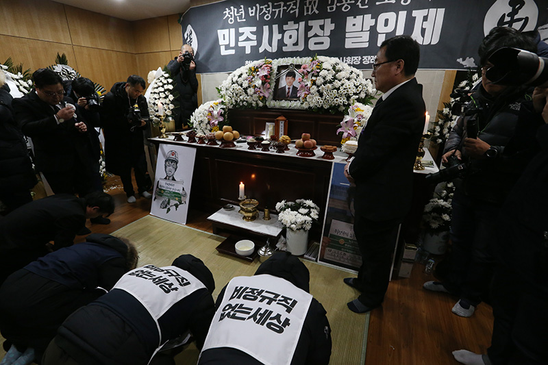 충남 태안화력에서 설비 점검 도중 사고로 숨진 비정규직 노동자 고(故) 김용균 씨의 민주사회장 발인식이 9일 오전 서울대병원 장례식장에서 진행 동료들이 절을 올리고 있다. 고인이 생전에 근무하던 태안화력발전소에서 1차 노제를 진행한다. 고 김용균 씨가 사망한 지 62일 만이다.
