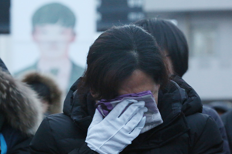 충남 태안화력에서 설비 점검 도중 사고로 숨진 비정규직 노동자 고(故) 김용균 노동자 민주사회장이 열리는 9일 오전 충남 태안군 고인이 근무하던 태안화력발전소에서 열린 1차 노제에서 고 김용균 어머니 김미숙씨가 눈물을 흘리고 있다.