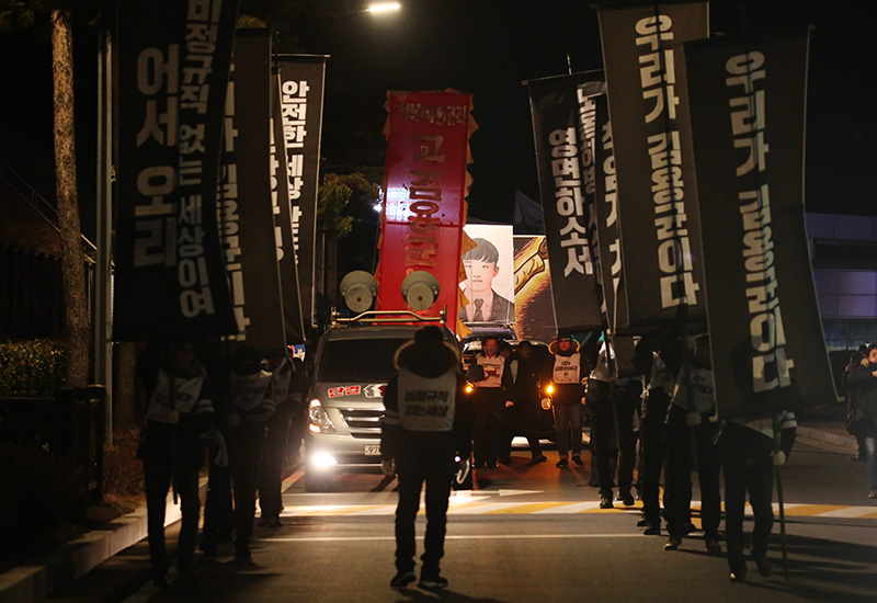 충남 태안화력에서 설비 점검 도중 사고로 숨진 비정규직 노동자 고(故) 김용균 노동자 민주사회장이 열리는 9일 오전 충남 태안군 고인이 근무하던 태안화력발전소에서 유가족들과 참석자들이 1차 노제가 열리는 장소로 이동하고 있다.
