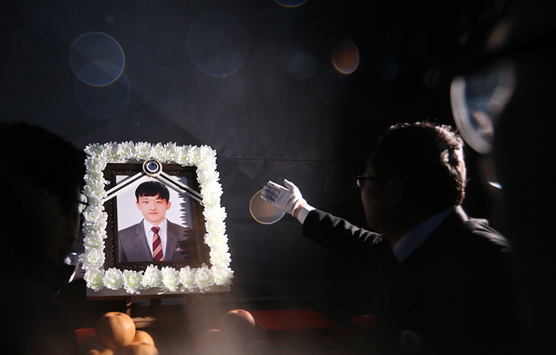 충남 태안화력에서 설비 점검 도중 사고로 숨진 비정규직 노동자 고(故) 김용균 노동자 민주사회장이 열리는 9일 오전 충남 태안군 고인이 근무하던 태안화력발전소에서 1차 노제가 열리고 있다.