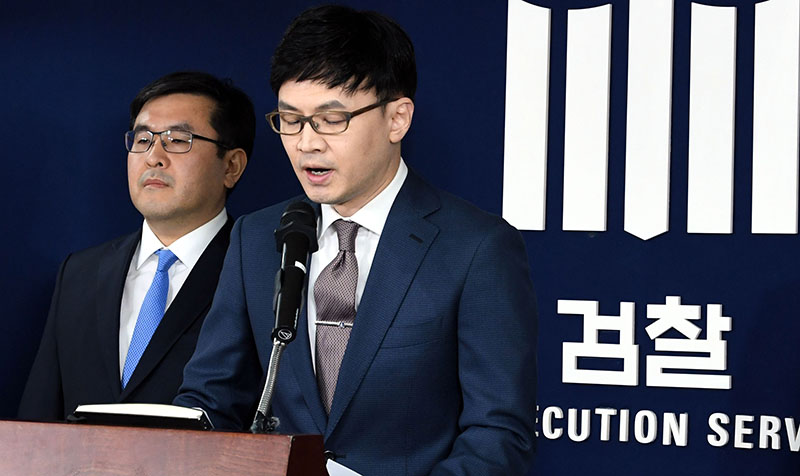 11일 오후 서울중앙지검에서 한동훈 3차장검사가 사법행정권 남용 의혹으로 구속기소한 양승태 전 대법원장에 대한 중간 수사결과를 발표하고 있다.