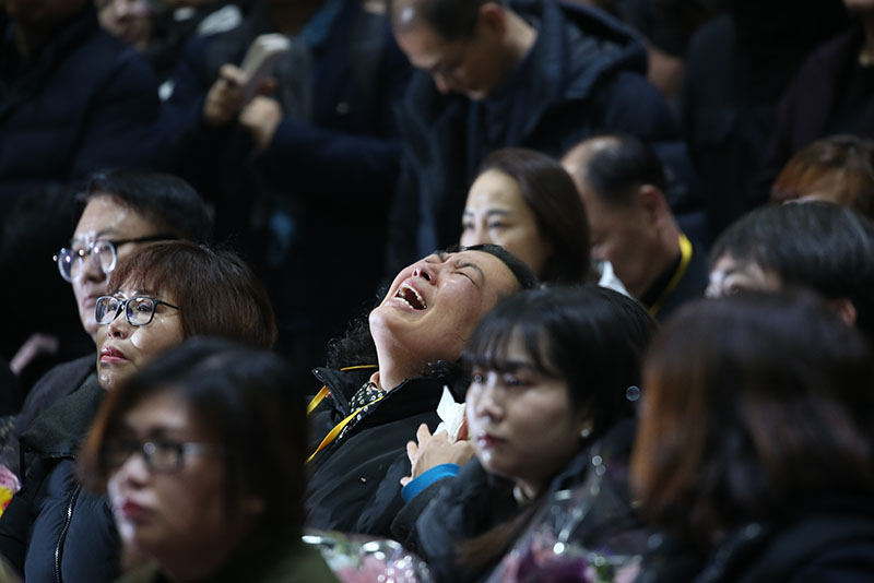 2014년 세월호 참사로 희생된 단원고 학생에 대한 명예 졸업식이 열리는 지난 2월 12일 오전 경기도 안산시 단원고등학교 졸업식장에서 유가족이 오열하고 있다.