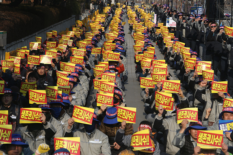금속노조 조선업계 조합원들이 27일 서울 여의도 산업은행 앞에서 결의대회를 열고 노동조합 배제한 대우조선 매각 즉시 중단을 촉구하며 구호를 외치고 있다.