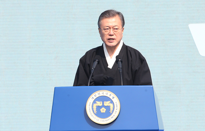 문재인 대통령이 1일 오전 서울 종로구 광화문 광장에서 열린 제100주년 3.1절 기념식에서 기념사를 하고 있다.
