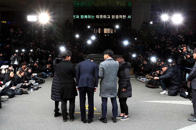 성매매 알선 등 행위의 처벌에 관한 법률 위반 혐의를 받고 있는 전 빅뱅 멤버 승리가 경찰조사를 받기 위해 지난 14일 오후 서울 종로구 서울지방경찰청 광역수사대에 피의자 신분으로 출석하고 있다.