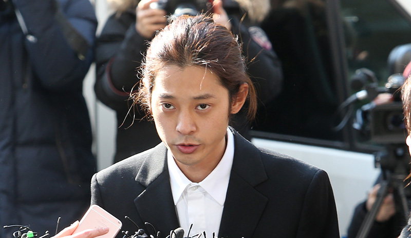 성관계 동영상 불법 촬영·유포 논란을 빚은 가수 정준영이 피의자 신분으로 조사를 받기 위해 14일 오전 서울지방경찰청으로 들어서며 취재진의 질문에 답하고 있다.