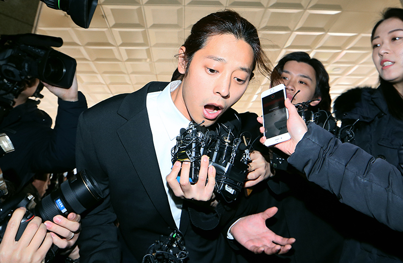 성관계 동영상 불법 촬영·유포 논란을 빚은 가수 정준영이 피의자 신분으로 조사를 받기 위해 14일 오전 서울지방경찰청으로 들어서고 있다.