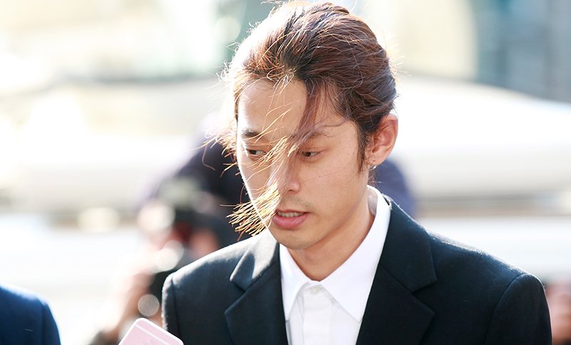 성관계 동영상 불법 촬영·유포 논란을 빚은 가수 정준영이 피의자 신분으로 조사를 받기 위해 14일 오전 서울지방경찰청으로 들어서고 있다.