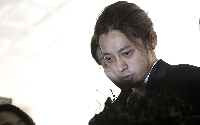 성관계 동영상 불법 촬영·유포 논란을 빚은 가수 정준영이 피의자 신분으로 조사를 받기 위해 14일 오전 서울지방경찰청으로 들어서고 있다.