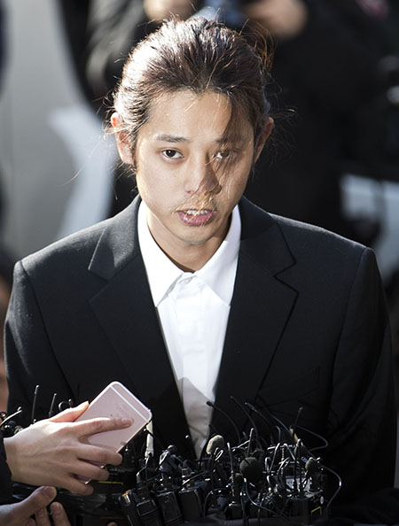 카카오톡 단체대화방에서 불법 촬영한 성관계 동영상 유포 혐의를 받고 있는 가수 정준영이 경찰조사를 받기 위해 14일 오전 서울 종로구 서울지방경찰철 광역수사대에 피의자 신분으로 출석하고 있다.
