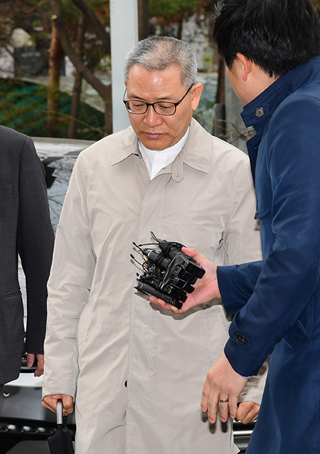 KT 인사 채용비리 의혹에 관여한 혐의를 받는 서유열 전 KT 홈고객부문 사장이 서울 양천구 서울남부지방법원에서 열린 구속 전 피의자심문(영장실질심사)에 출석하며 취재진의 질문을 피하고 있다. (자료사진)